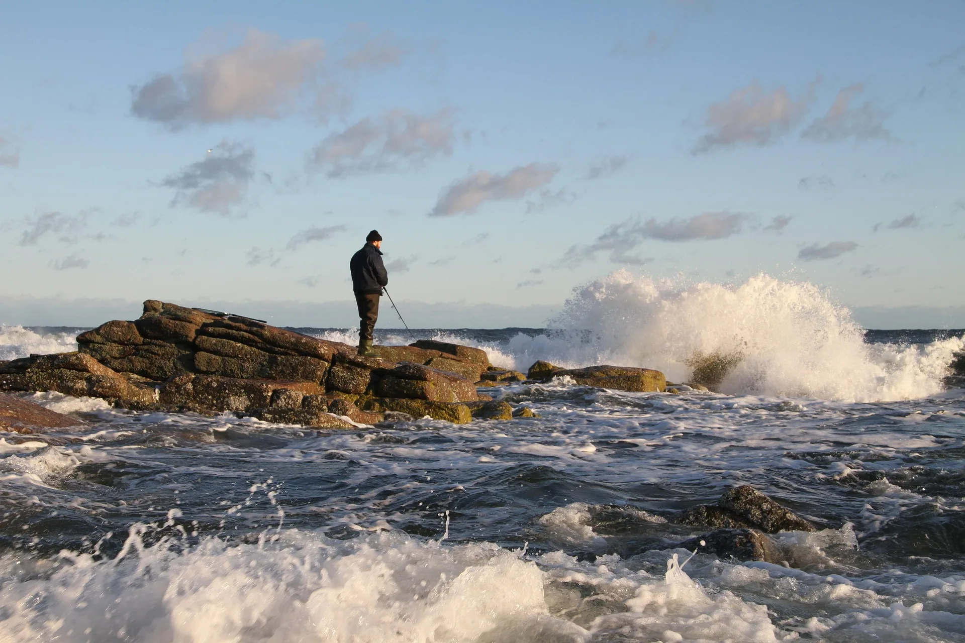 Spinnfischer an der stürmischen Ostseeküste im November