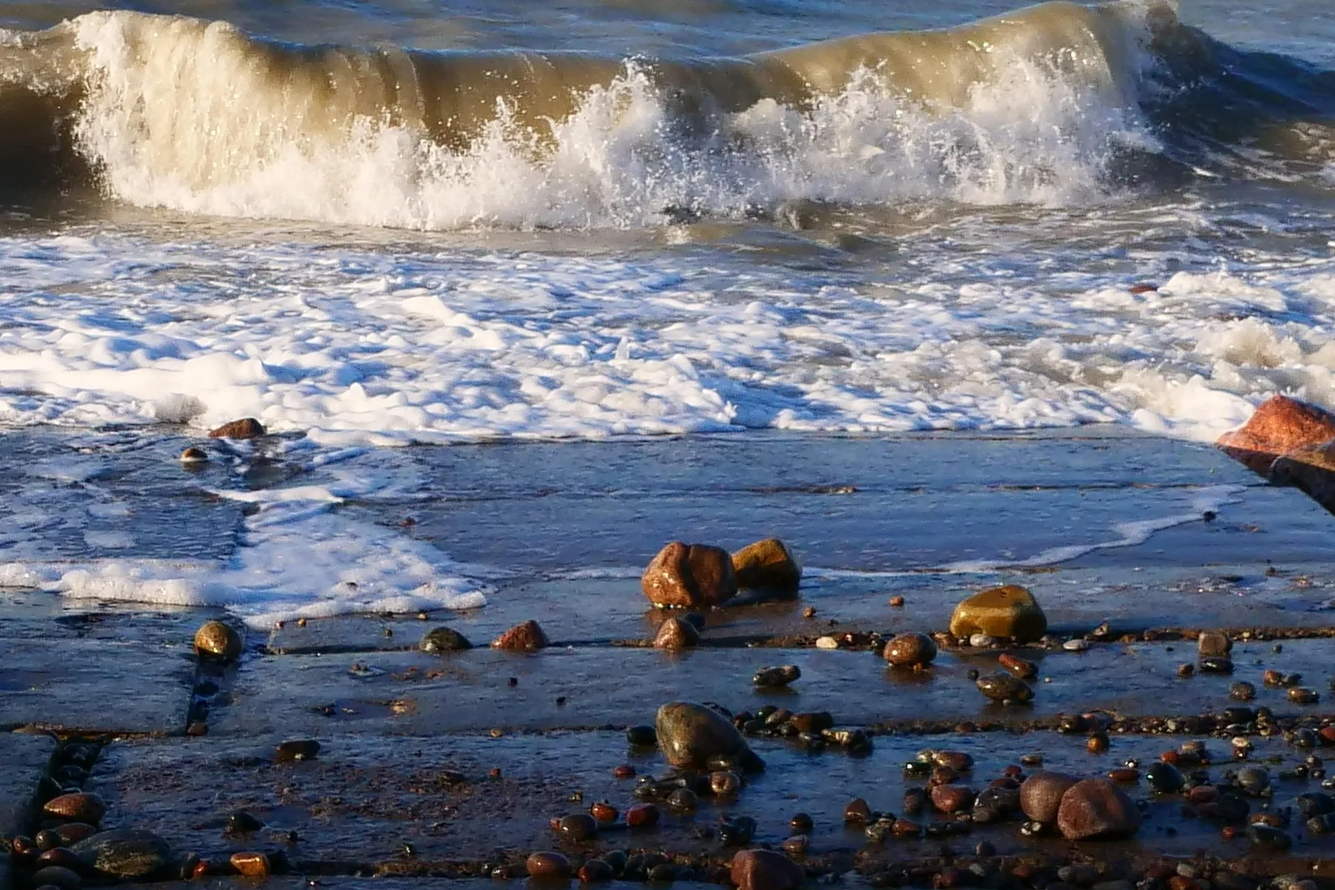 Brechende Wellen an der Ostseeküste